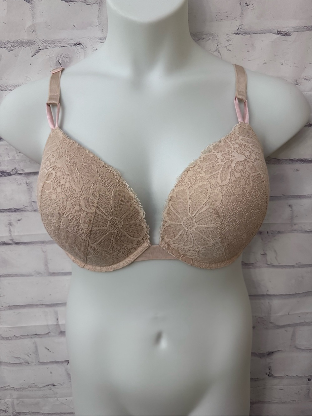 Victoria’s Secret Plus Size Bra Size 40DD Underwire Push Up Beige Lace Sexy